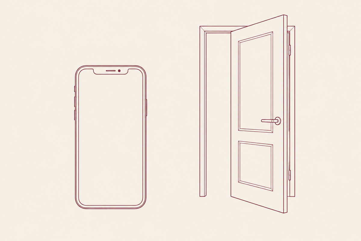 Bordo çizgiyle çizilmiş akıllı telefon ve aralık oda kapısı
